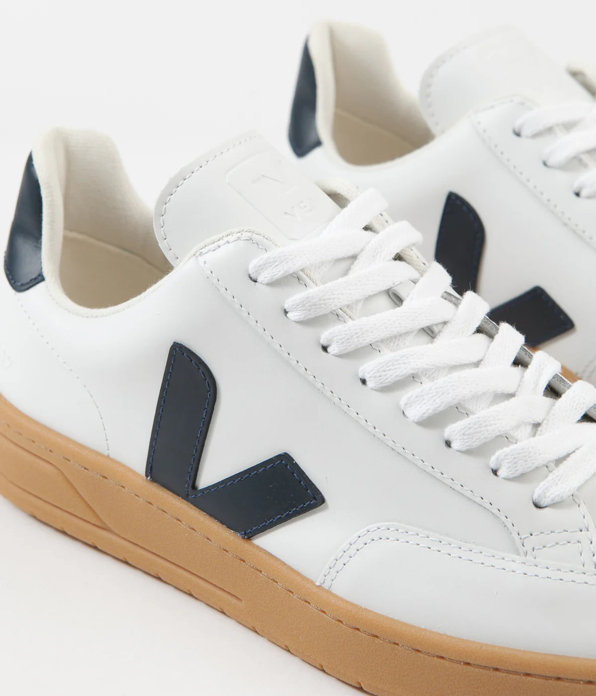 VEJA V-12 LEATH EXTRA-WHITE